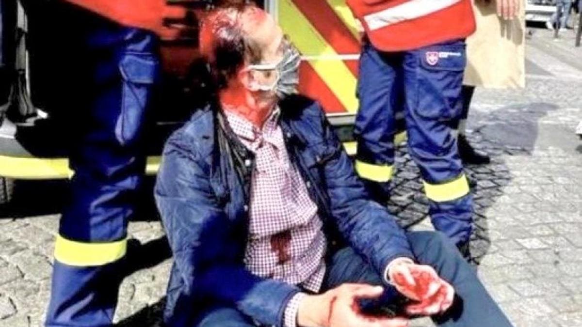 Un cattolico ferito dagli 