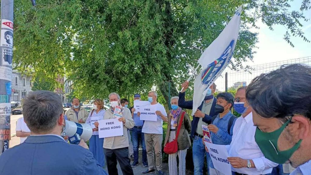 Una protesta per l'anniversario di Piazza Tienanmen davanti al consolato cinese di Milano
