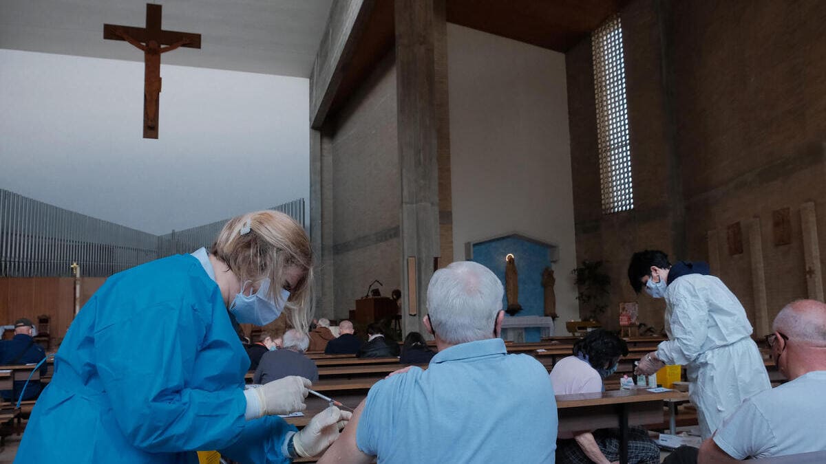 La somministrazione del vaccino anti Covid nella chiesa di San Paolo a Padova