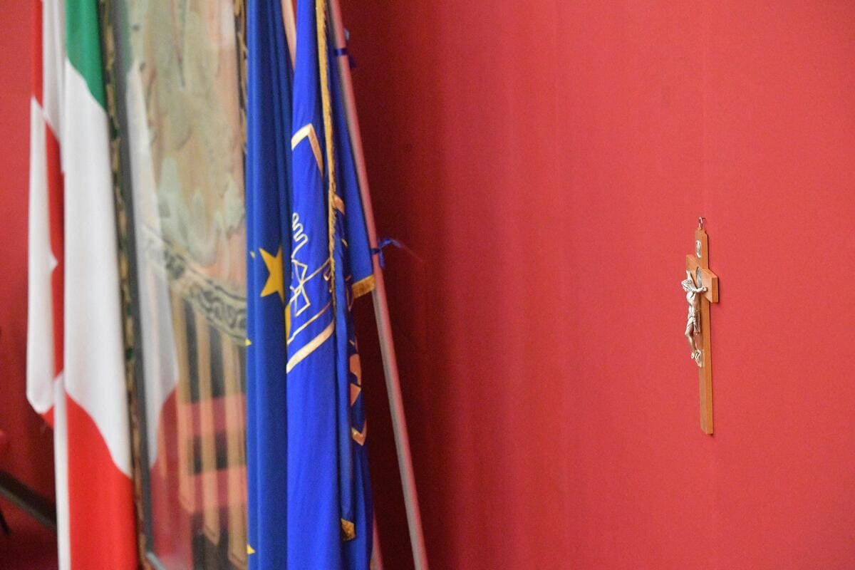 crocifisso appeso su una parete dell'aula del Consiglio comunale di Genova parete de