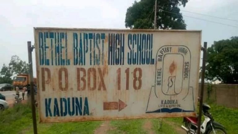 Nigeria, i rapitori dei cristiani: «I vostri 121 studenti sono nella foresta»