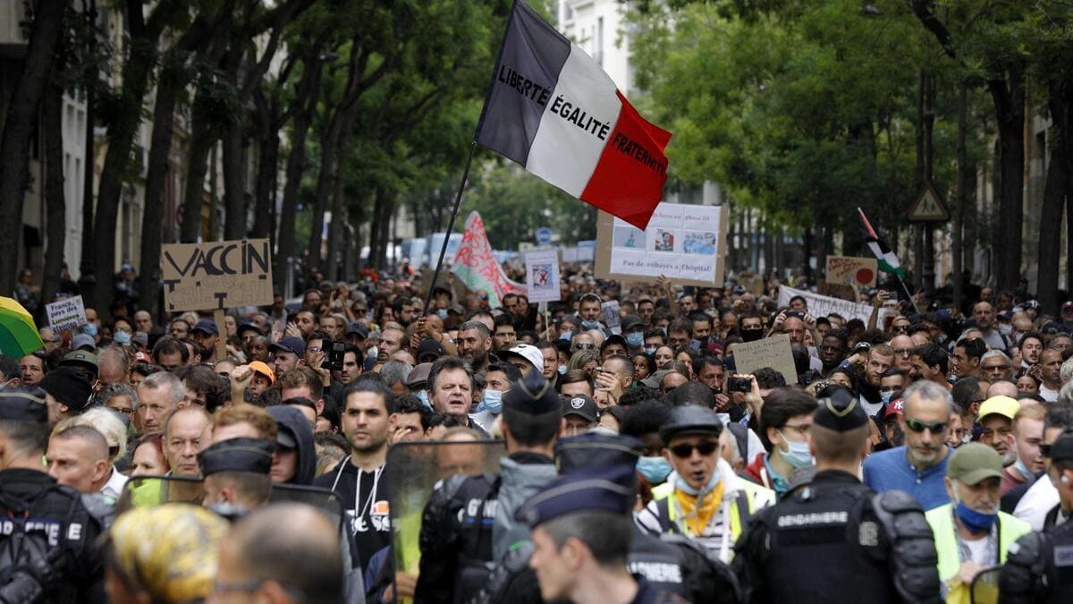 17 luglio, oltre cento cortei in Francia contro il green pass