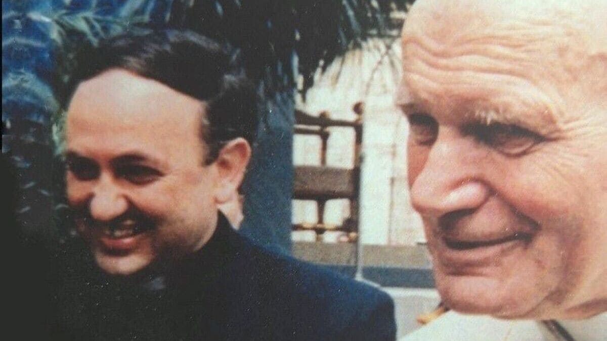Don Tommaso Latronico insieme a Giovanni Paolo II