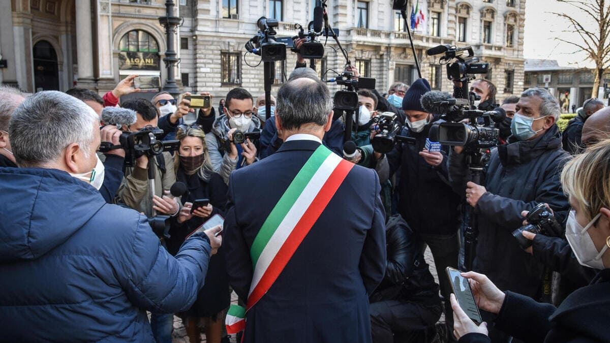Beppe Sala, sindaco di Milano, accerchiato dai giornalisti