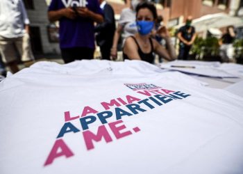La raccolta firme per il referendum sull'eutanasia legale a Roma