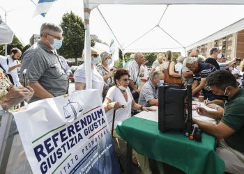 A un gazebo della Lega a Roma vengono raccolte firme per i referendum sulla giustizia