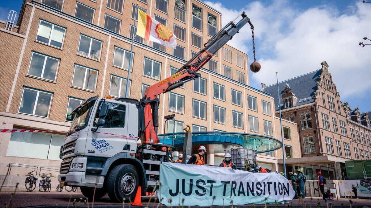Dimostrazione ambientalista contro la sede di Shell all'Aia