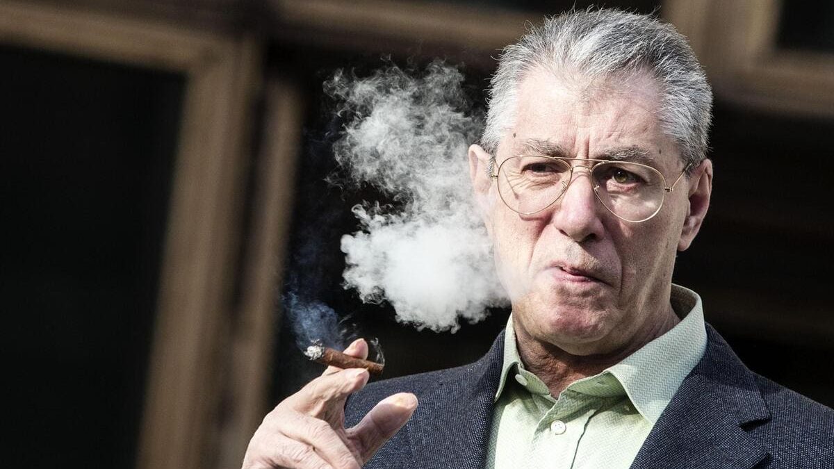 Umberto Bossi, fondatore della Lega Nord, mentre fuma un sigaro