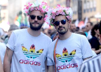 Due partecipanti al Gay Pride di Milano