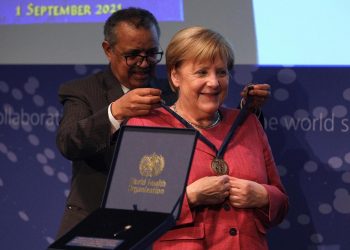 Il direttore generale dell'Oms Tedros Adhanom Ghebreyesus con il cancelliere tedesco Angela Merkel durante l'inaugurazione del WHO Hub for Pandemic and Epidemic Intelligence a Berlino, 1 settembre 2021