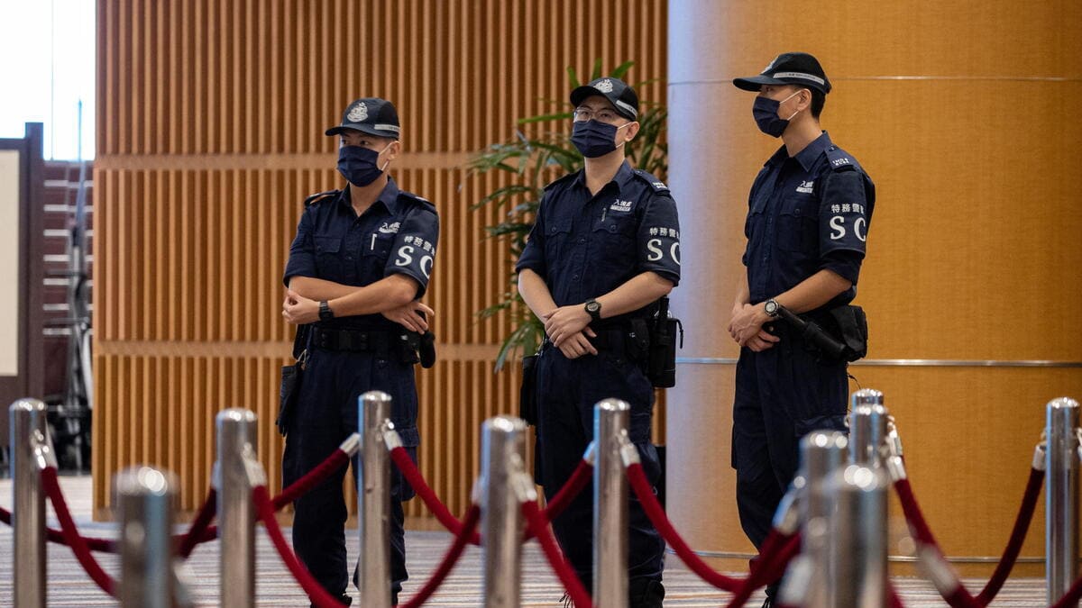 Poliziotti sorvegliano il voto per la Commissione elettorale a Hong Kong