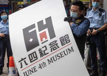 La polizia smantella il museo di Piazza Tienanmen a Hong Kong