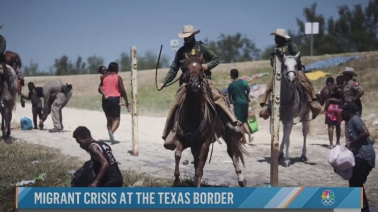 Se con Biden gli agenti frustano i migranti in Texas, «la colpa è di Trump»