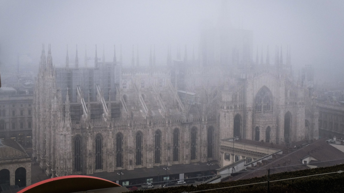 Vista sul Duomo di Milano avvolto nella nebbia