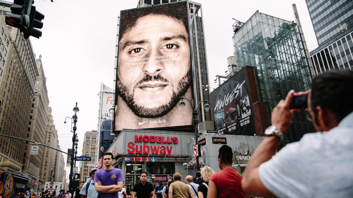 Maxi manifesto con Colin Kaepernick testimonial per Nike