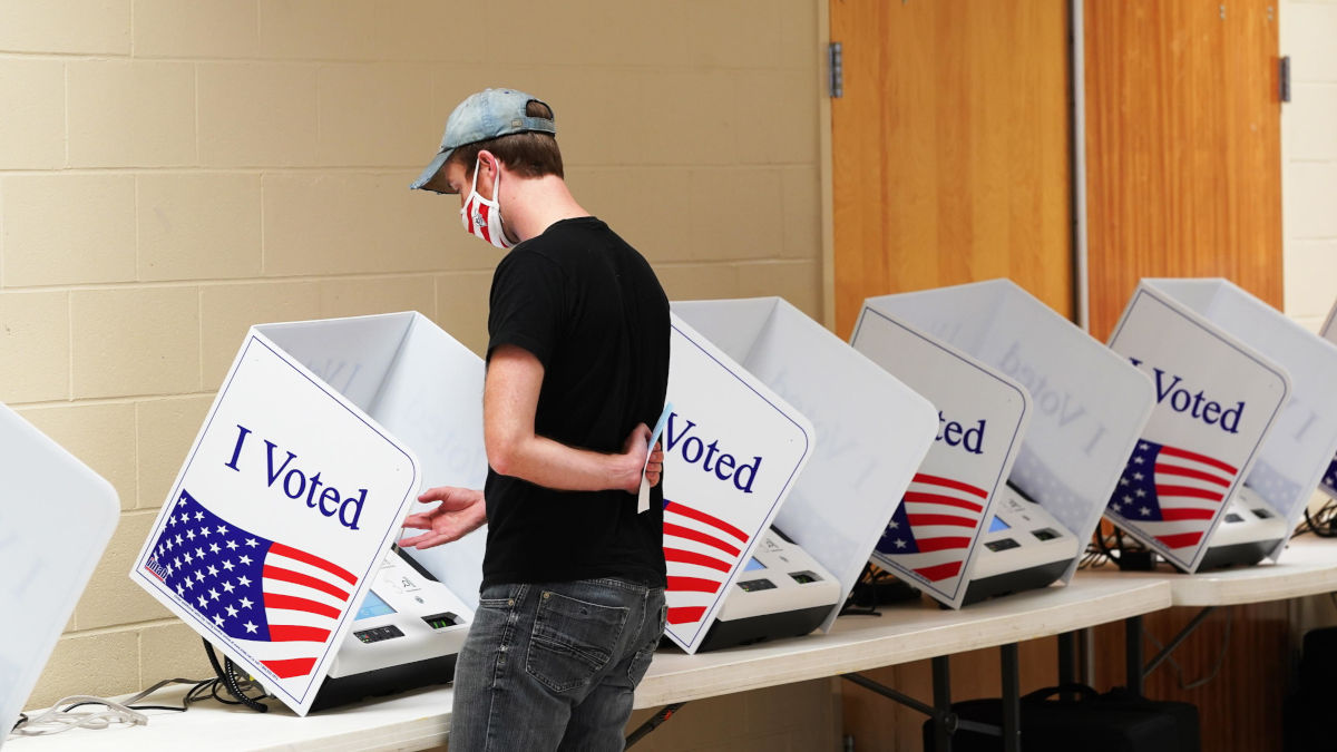 Un elettore al seggio per le elezioni Usa 2020