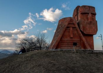 Siamo le nostre montagne, monumento simbolo del Nagorno-Karabakh a Stepanakert