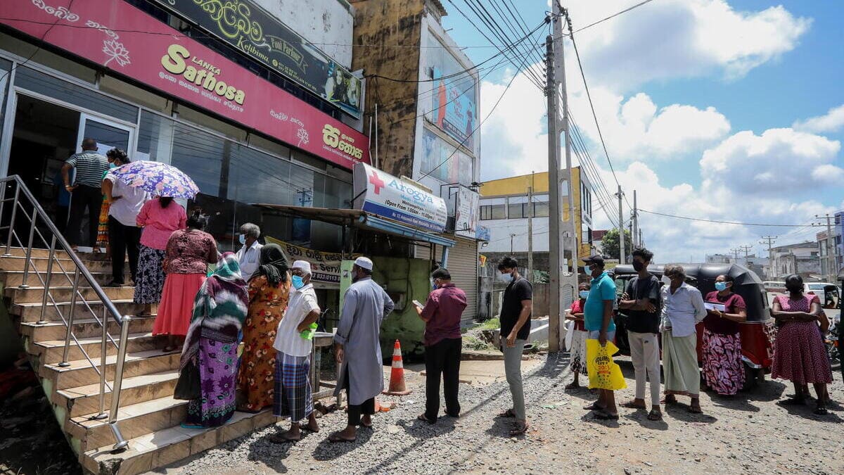 Lunghe code nella capitale dello Sri Lanka, Colombo, per comprare generi di prima necessità a prezzi calmierati a causa della crisi innescata dal Covid-19