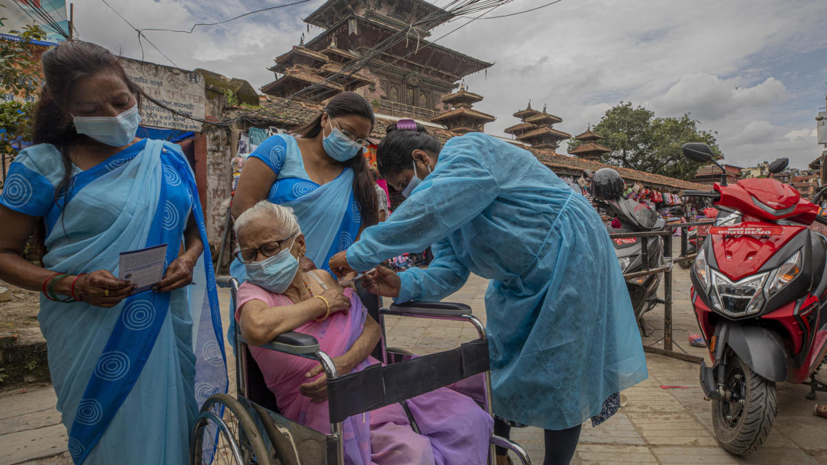 Vaccinazione anti Covid-19 somministrata a una anziana in Nepal