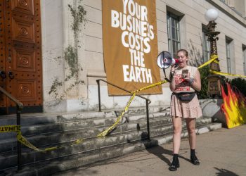Protesta ambientalista alla Camera di commercio di Washington per i costi dei cambiamenti del clima