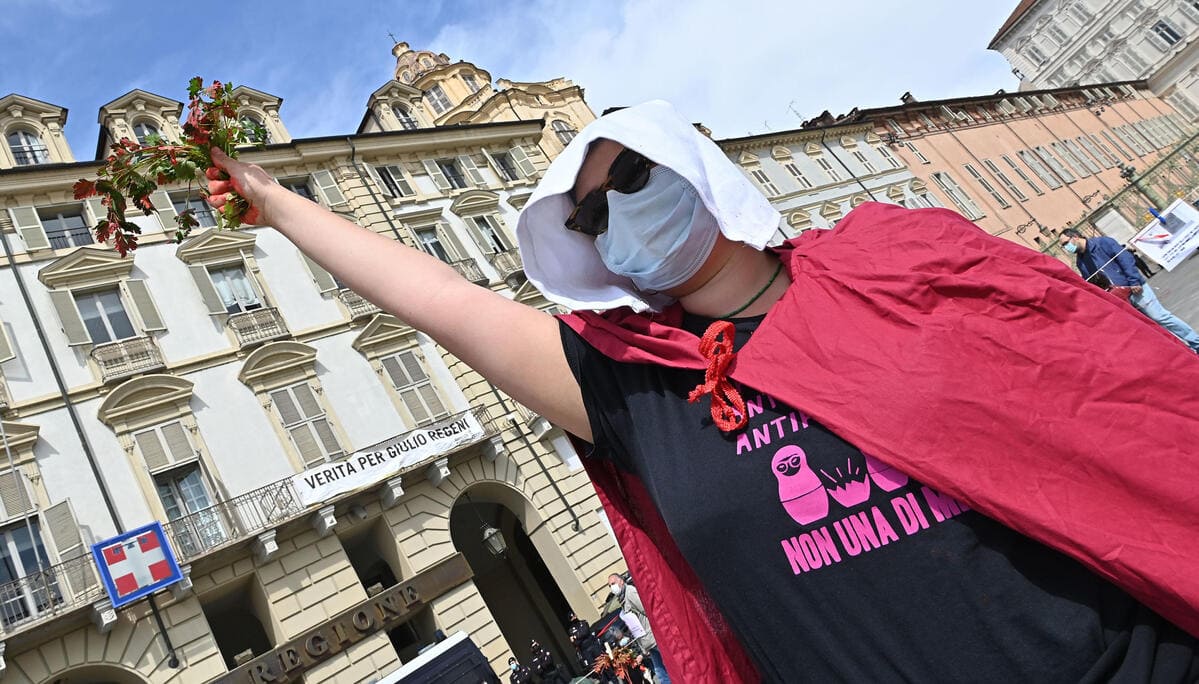 Manifestazione Non una di meno contro il femminicidio e la violenza sulle donne in piazza castello, Torino, 17 aprile 2021