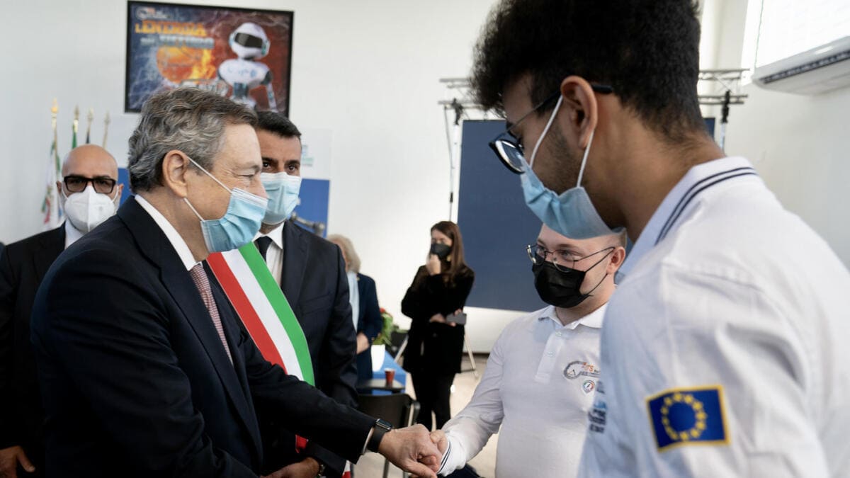 Mario Draghi incontra dei giovani