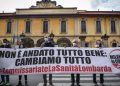 Una manifestazione contro la Sanità lombarda davanti al Pio Albergo Trvulzio a Milano, lo scorso aprile (foto Ansa)