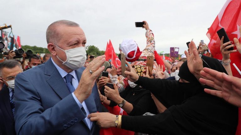 Erdogan è debole, la pantomima sugli ambasciatori lo conferma