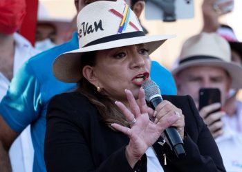 Xiomara Castro, candidata alla presidenza dell'Honduras per Libertad y Refundacion, durante un comizio elettorale (foto Ansa)