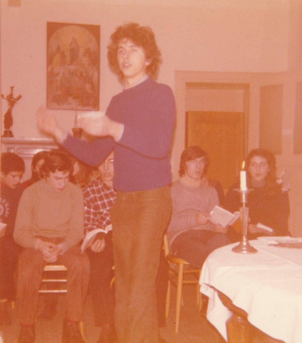 Luigi Amicone nel 1972. Vacanze di Natale a Re in val Vigezzo con la comunità di Cl dell’Itis Molinari. Luigi Amicone dirige il coro durante la santa messa