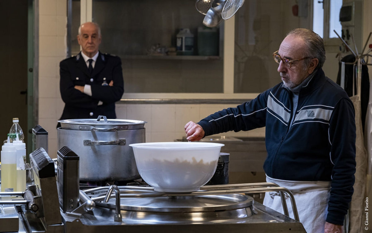 Silvio Orlando e Toni Servillo nel film Ariaferma