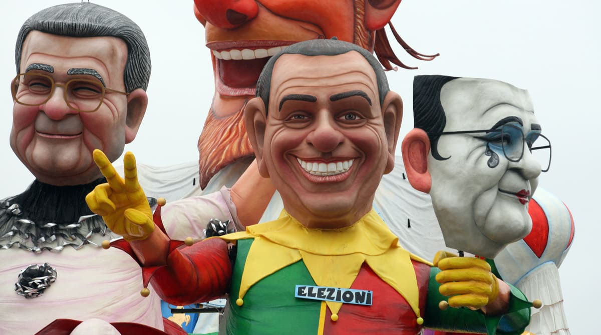 Le sagome di Romano Prodi e Silvio Berlusconi sopra un carro durante la sfilata del carnevale di Viareggio (Lucca), nel 2008