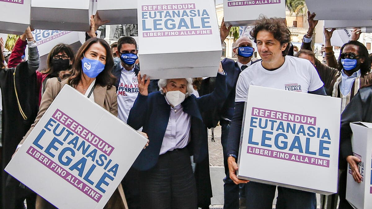 Filomena Gallo, Mina Welby e Marco Cappato depositano le firme per il referendum sull'eutanasia legale. È stata l'Associazione Coscioni ad annunciare che Mario sarà «il primo malato a ottenere il via libera al suicidio medicalmente assistito in Italia»