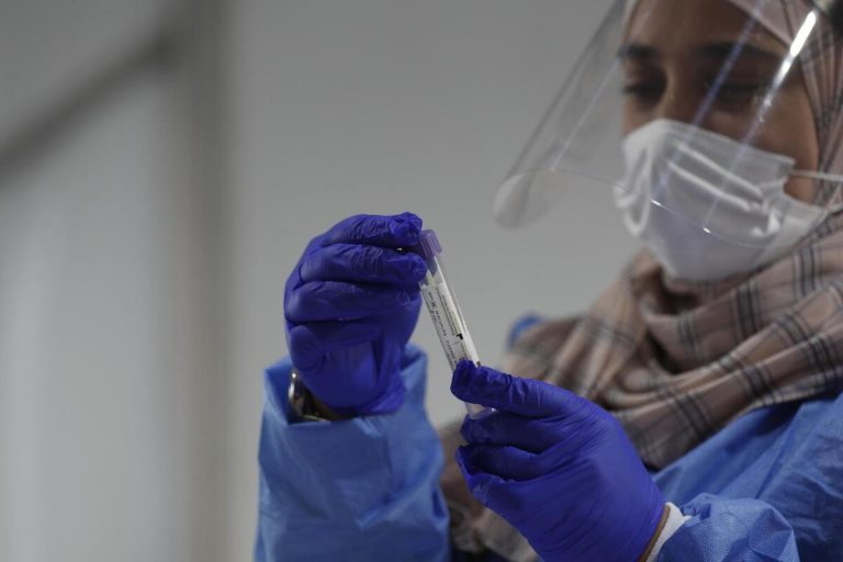 La variante Omicron, la soluzione Monti e il panico inutile