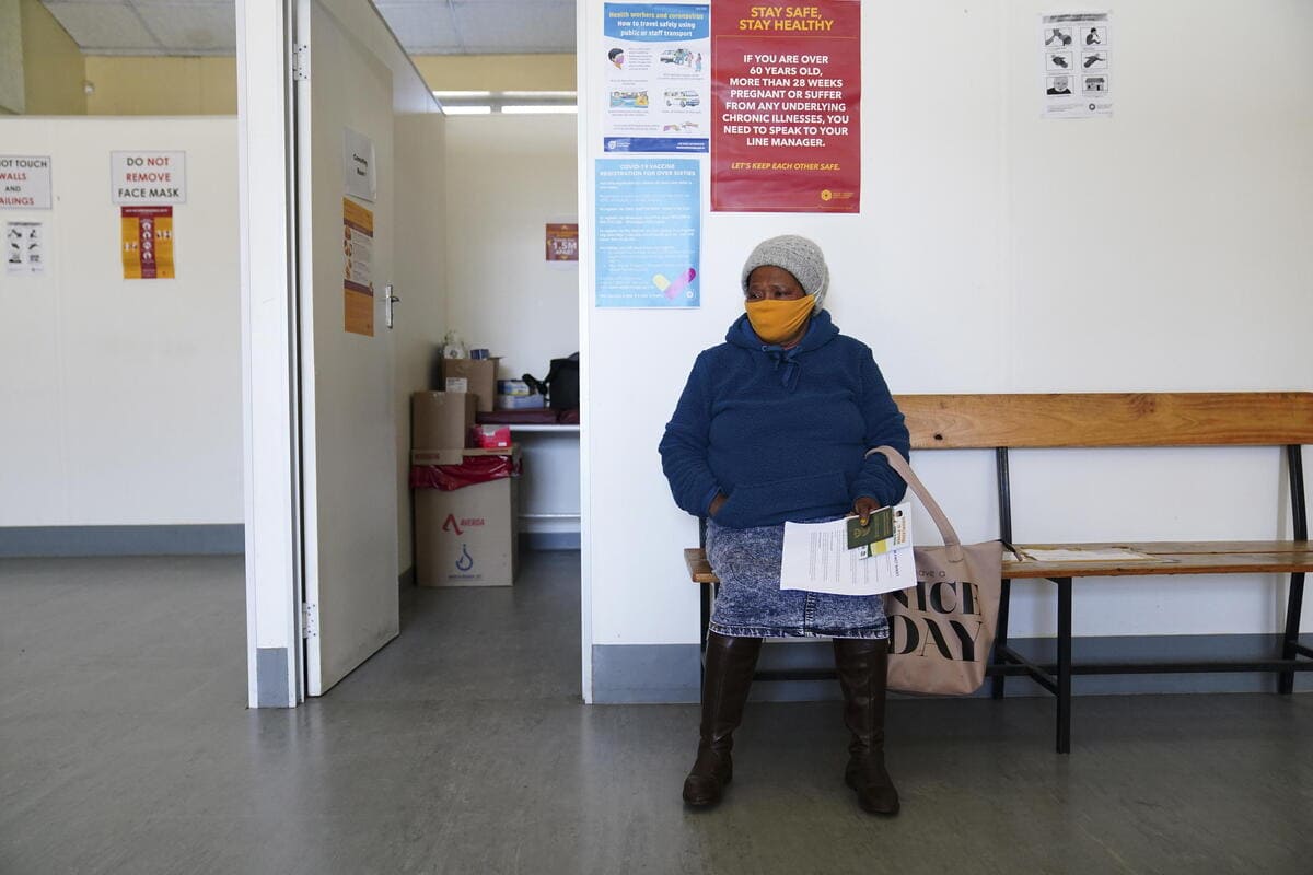 Una donna atende la somministrazione del vaccino, Cape Town, Sudafrica, settembre 2021