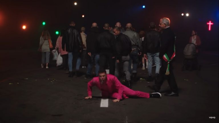 L’autodivinizzazione di Fedez, vittimismo da padroncino del mondo