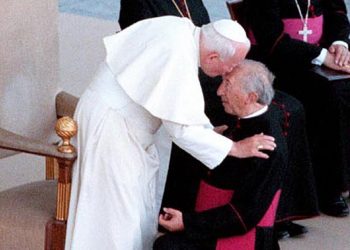 Giovanni Paolo II e don Luigi Giussani nel 1998 in piazza San Pietro