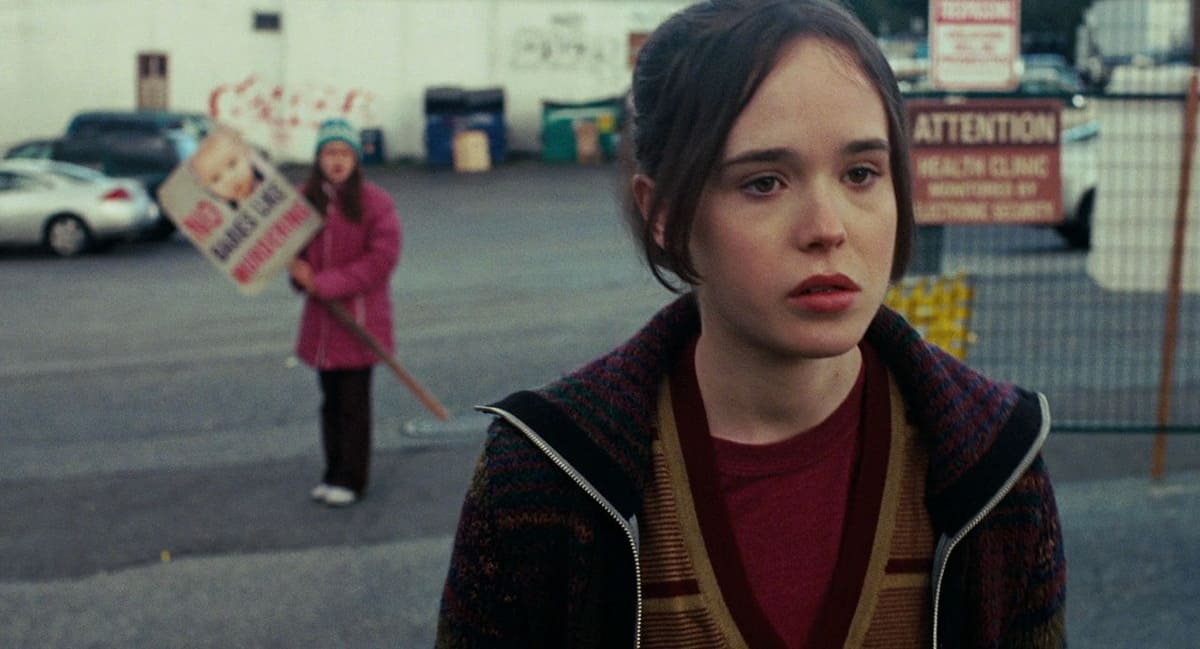 Ellen Page, nei panni di Juno, esce dalla clinica abortiva col bimbo in pancia dopo che una coetanea prolife le dice: «Il tuo bambino ha già le unghie»
