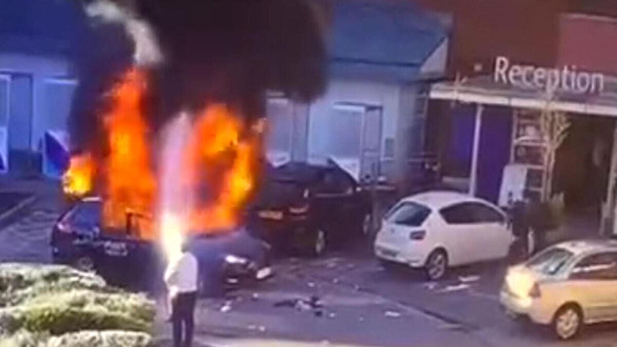 Il momento dell'esplosione, domenica mattina a Liverpool, del taxi su cui viaggiava l'attentatore