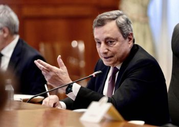 Il premier Mario Draghi discute la manovra in Consiglio dei ministri