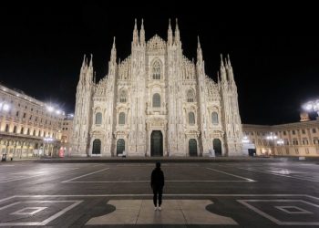 Piazza del Duomo a Milano deserta durante il lockdown