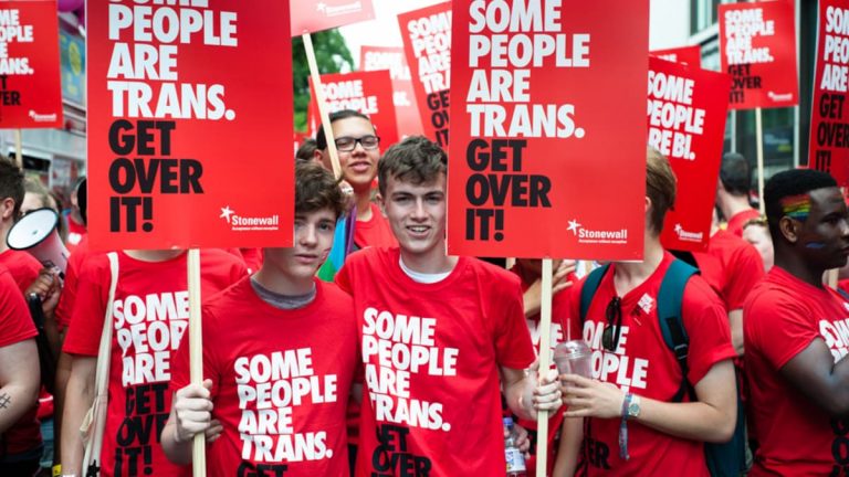 Anche il governo inglese scarica Stonewall