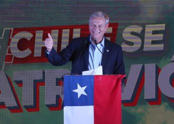 Antonio Cast, candidato repubblicano alla presidenza del Cile, festeggia il risultato del primo turno (foto Ansa)