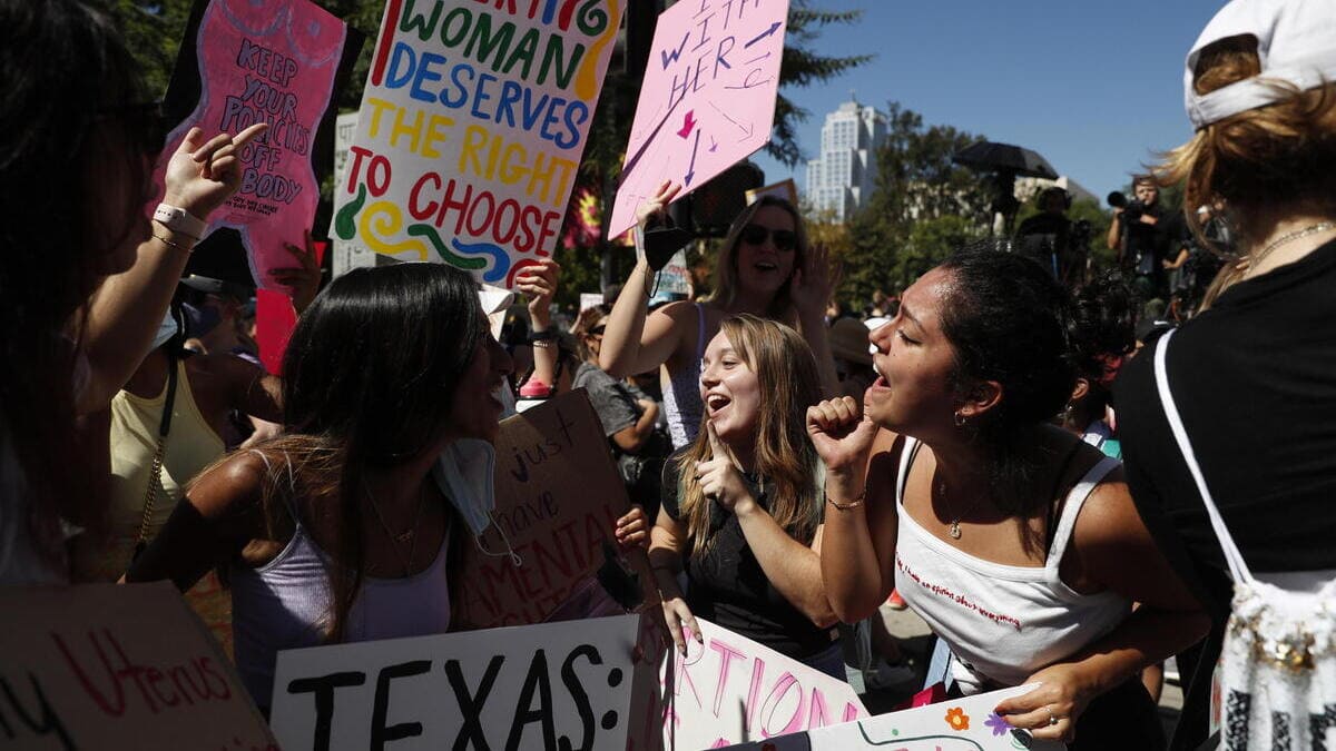 Ragazze in marcia per l'aborto a Los Angeles, California