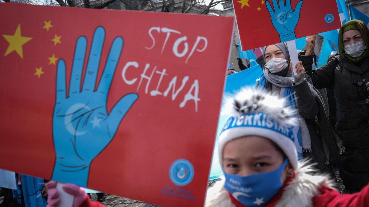 Musulmani in Turchia protestano contro la repressione degli uiguri nel Xinjiang da parte della Cina