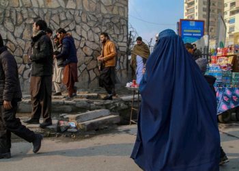 Le donne sono costrette a portare il burqa in Afghanistan