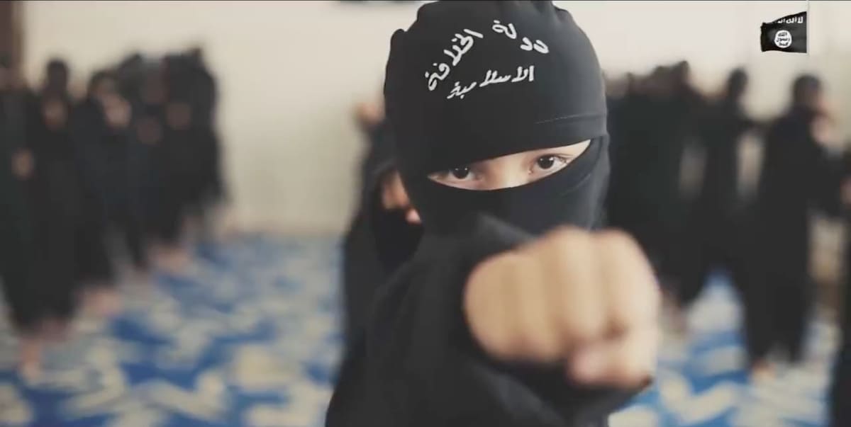 Un video di propaganda dell'Isis in cui è mostrato l'addestramento dei bambini, novembre 2015
