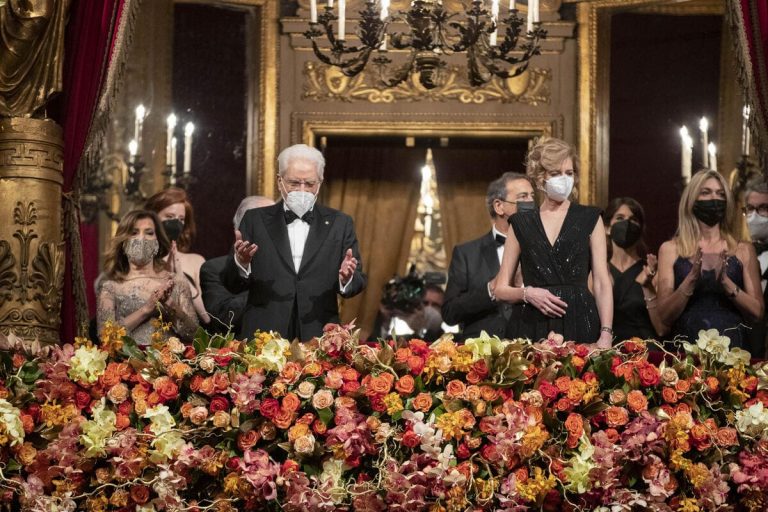La gara degli applausi a Mattarella tra il pubblico della Scala e i giornalisti