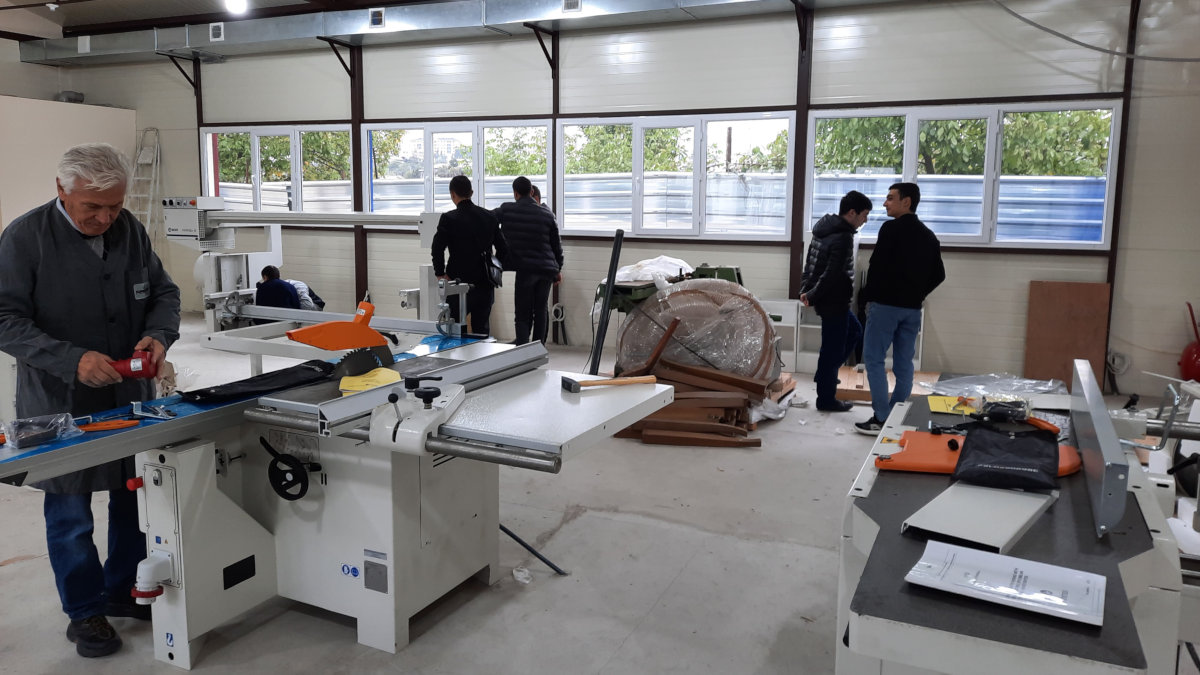 Gianantonio Sanvito nel laboratorio di falegnameria nella scuola professionale Antonia Arslan