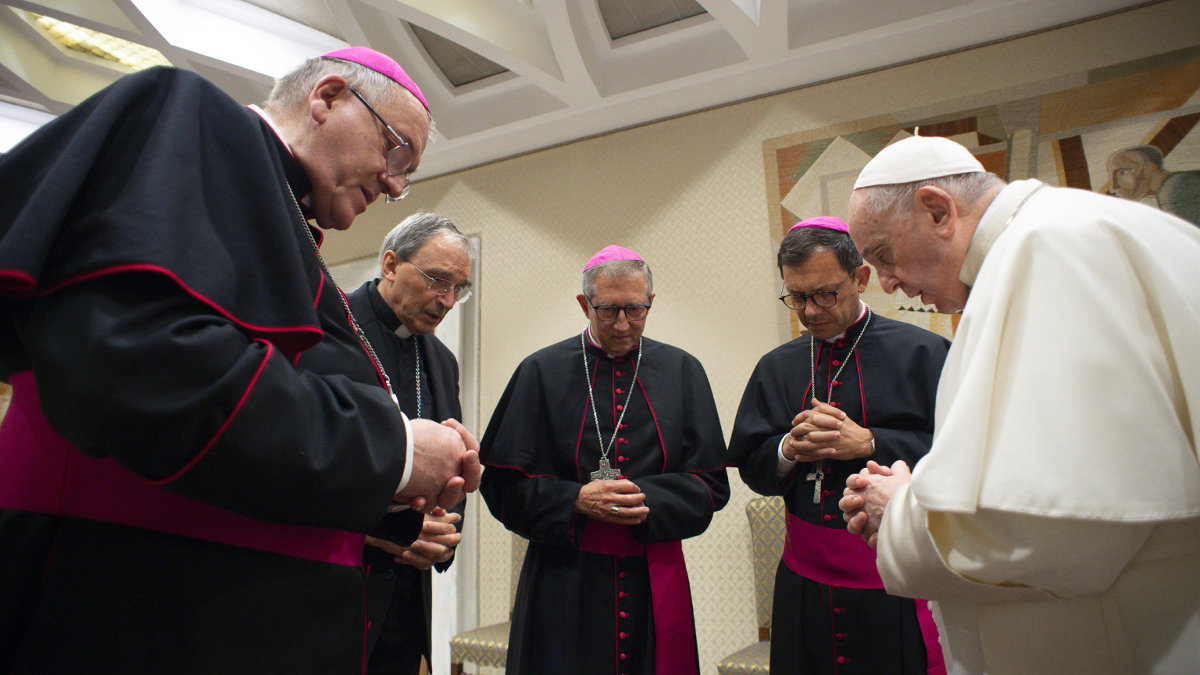 Papa Francesco prega con alcuni vescovi francesi per le vittime di abusi sessuali del clero